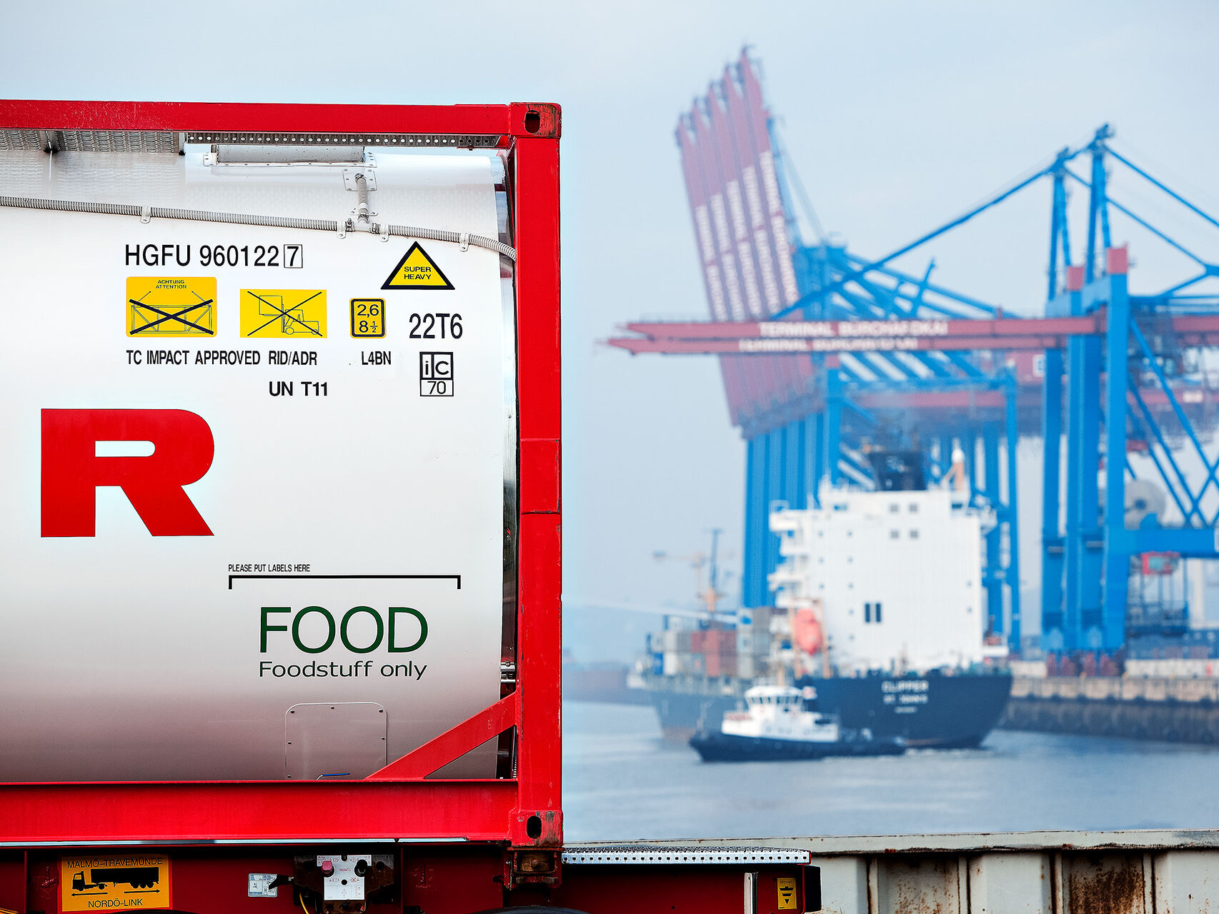 HOYER Group tank container fuer Lebensmittel am Hafen