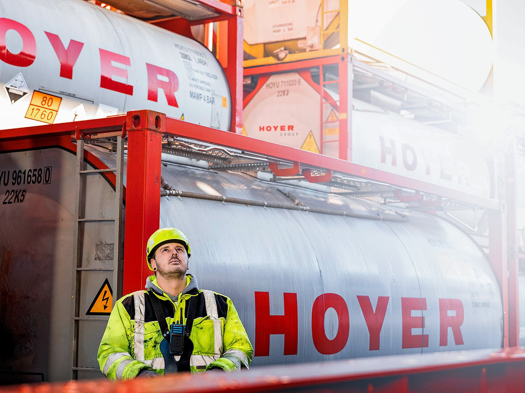 HOYER Mitarbeiter steht hinter HOYER Container und bedient einen Kran