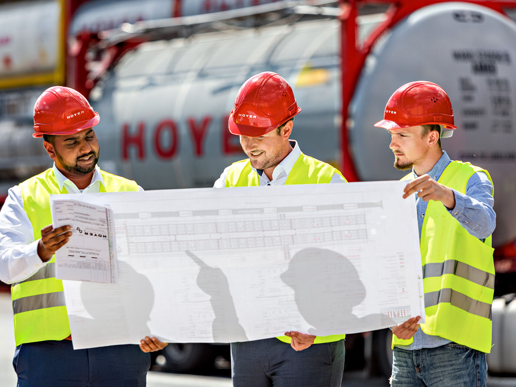 Supply Chain HOYER Group project development, people look at a plan