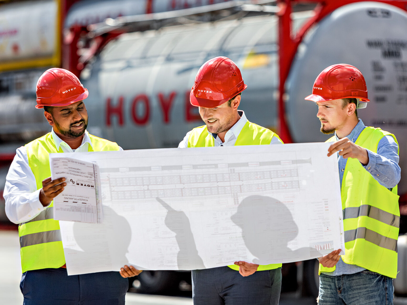 Supply Chain HOYER Group project development, people look at a plan