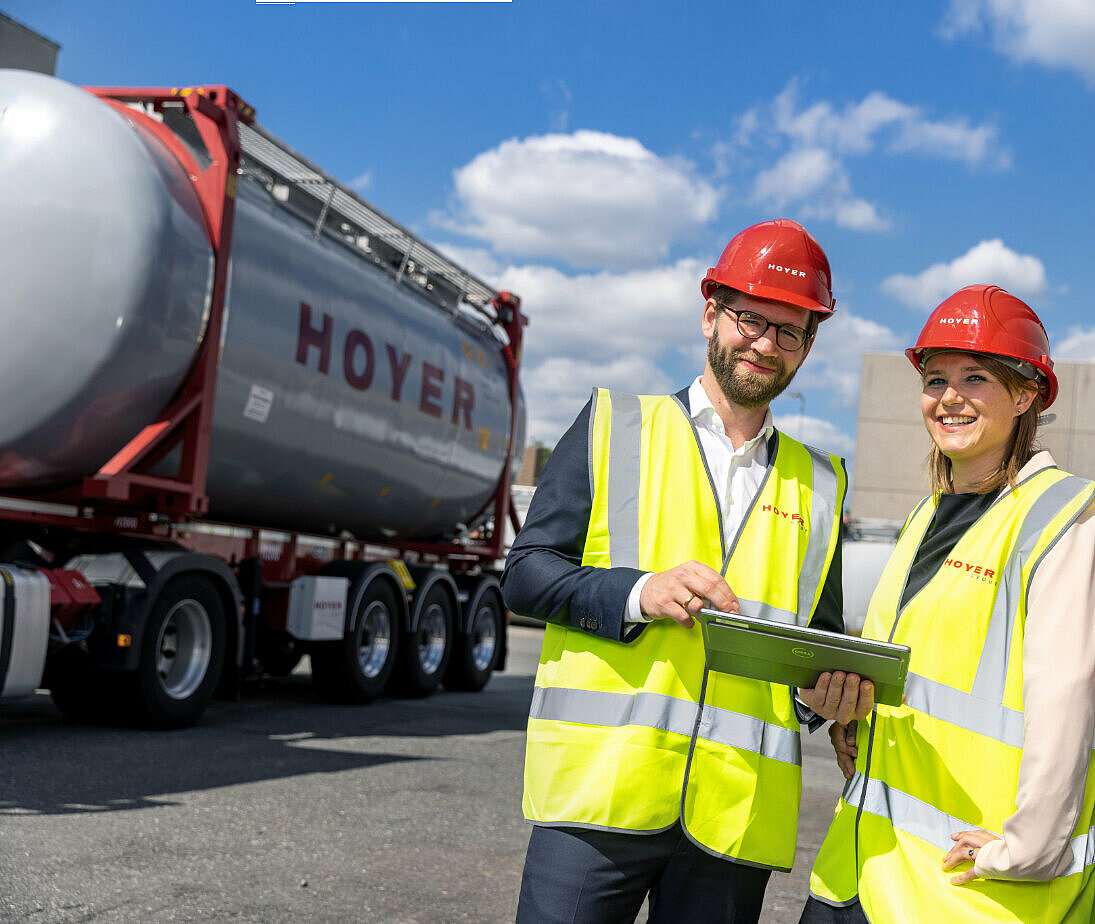 HOYER employee with tablet in front of smart logistics tankcontainer