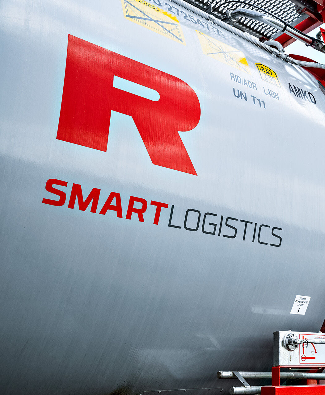 Smart Logistics HOYER tankcontainer for chemicals close up smart logistics