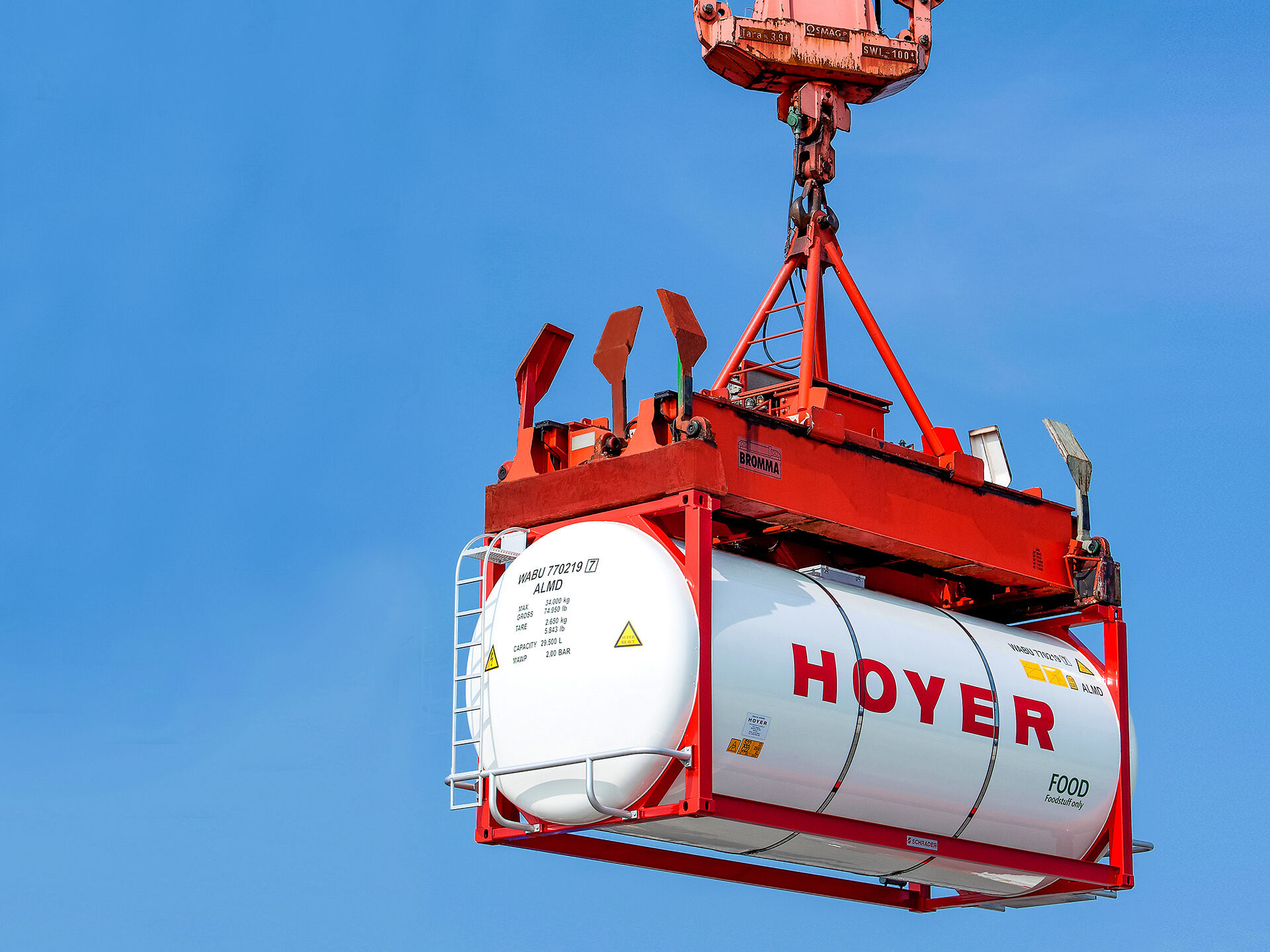 HOYER Group, Lebensmittel-Tankcontainer an einem Kran