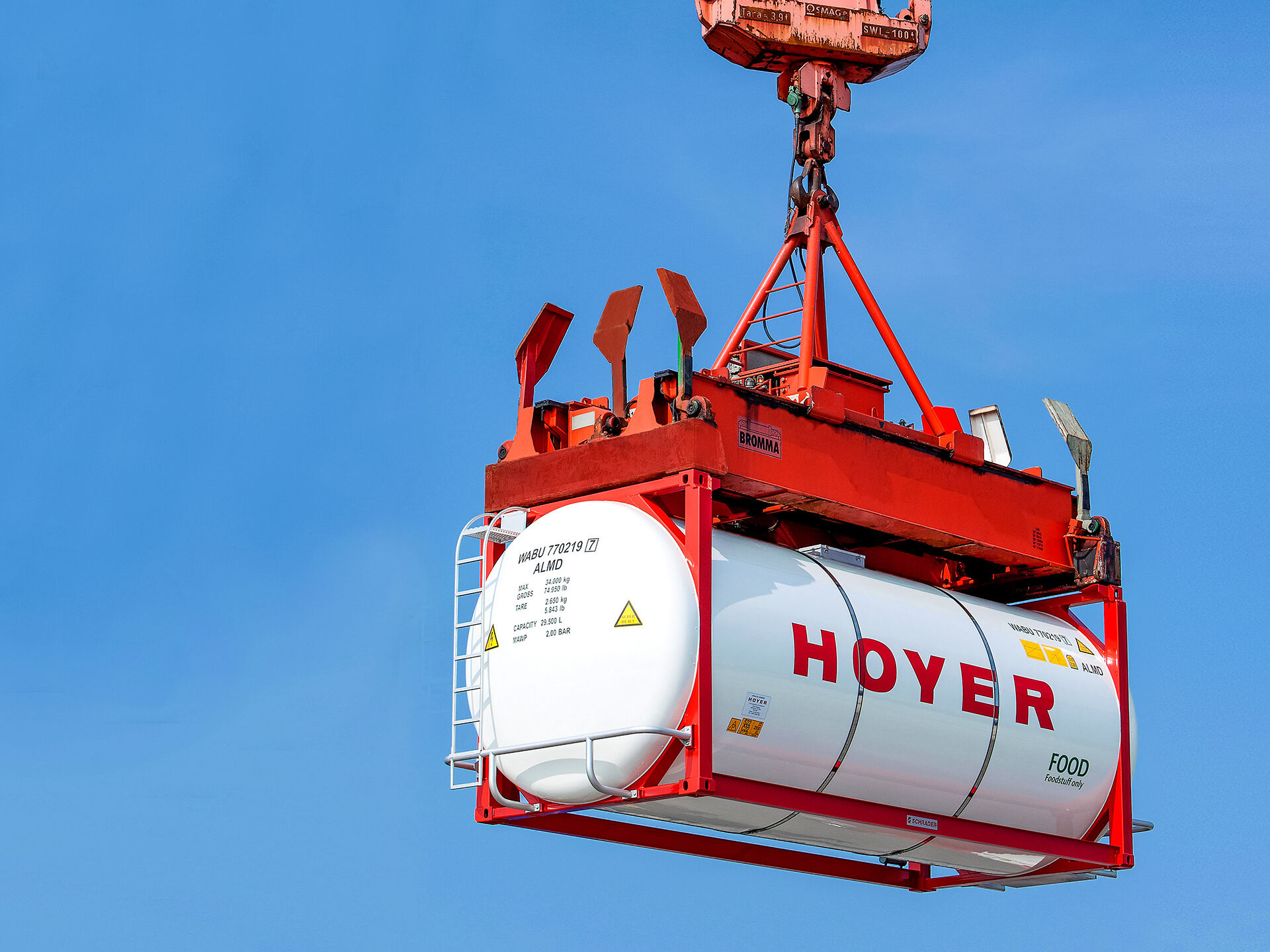 HOYER Group, Lebensmittel-Tankcontainer an einem Kran