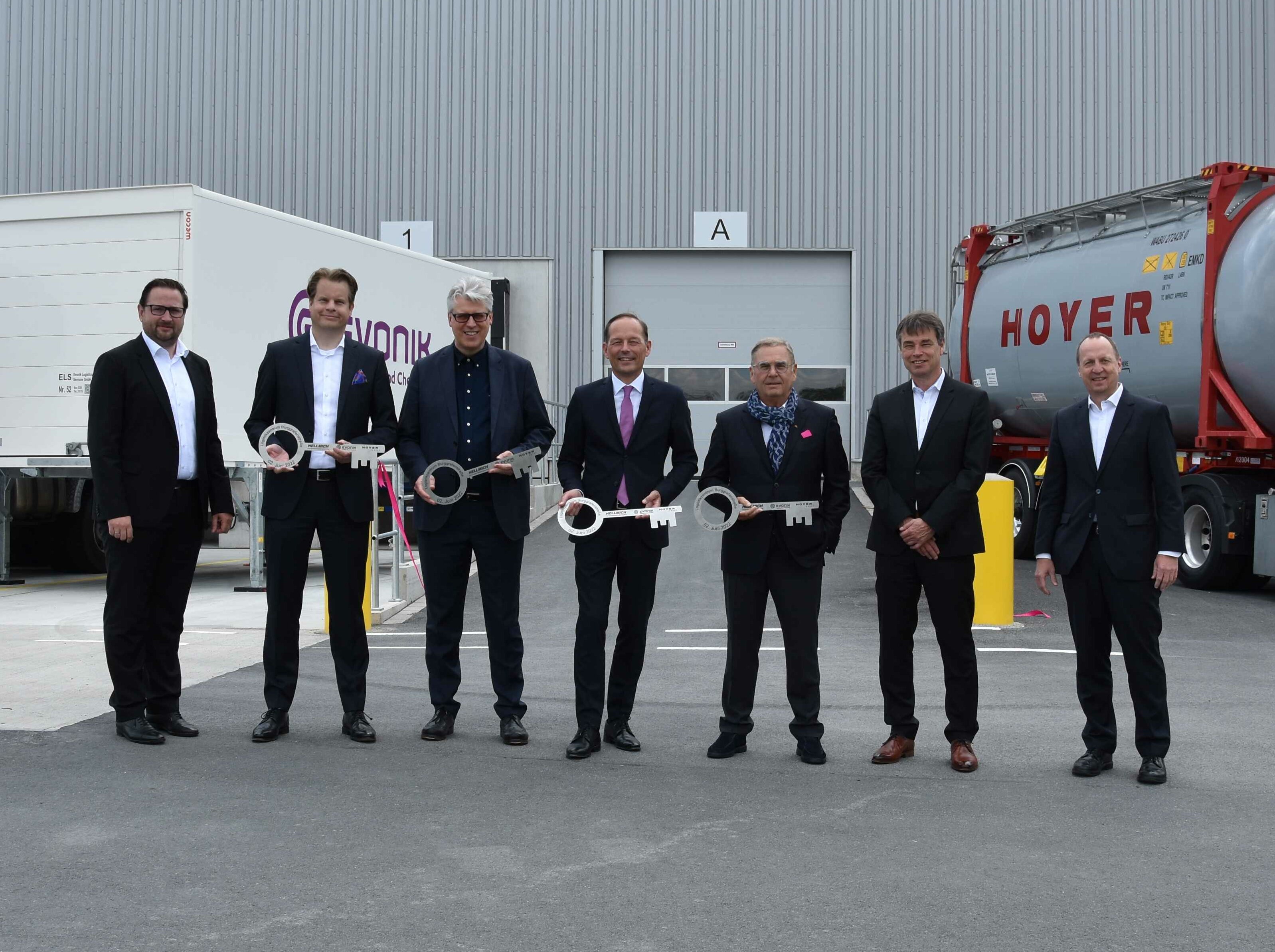 Handover of keys in front of the logistics warehouse in Essen