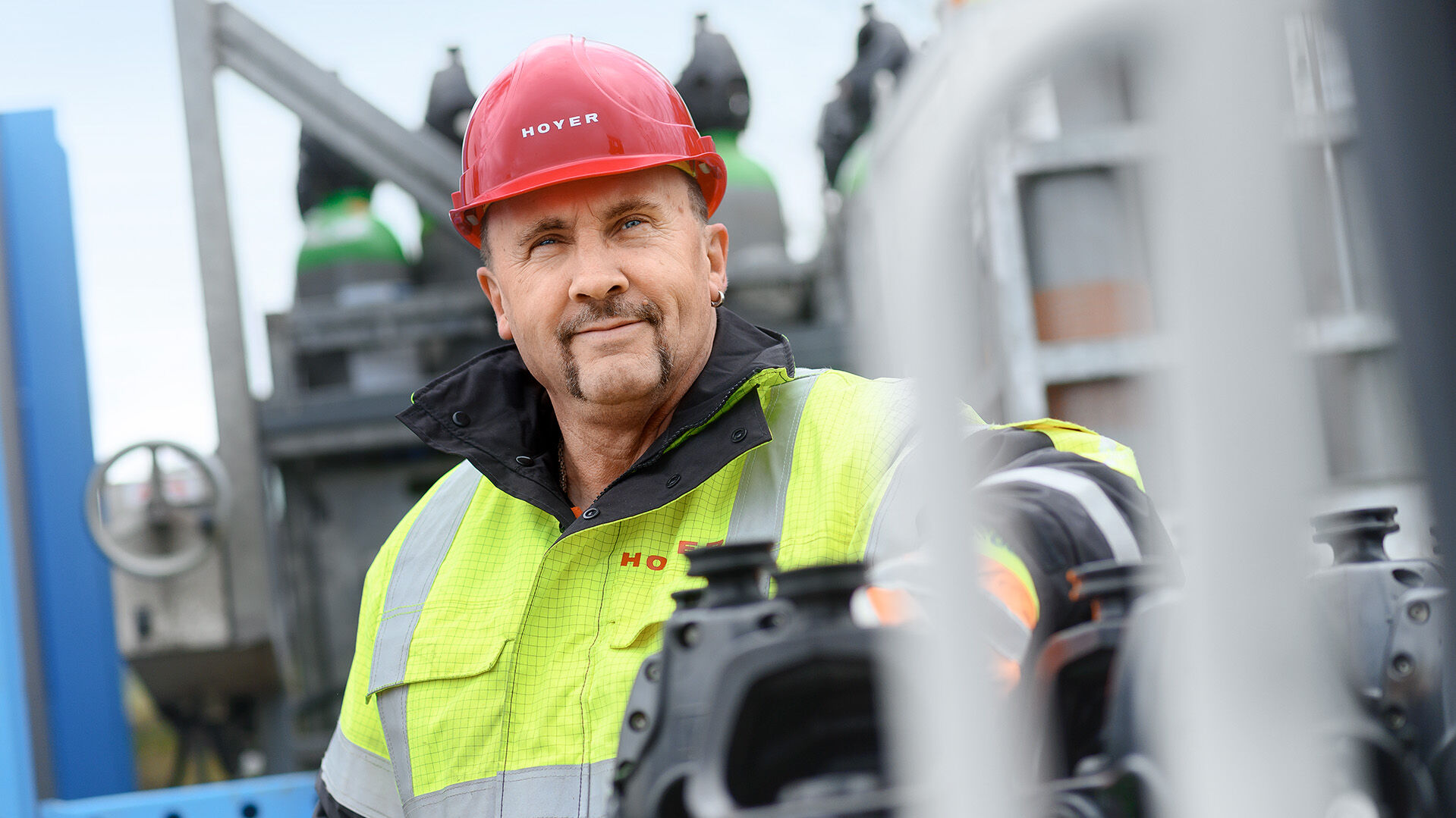 HOYER Group employee with helmet and jacket