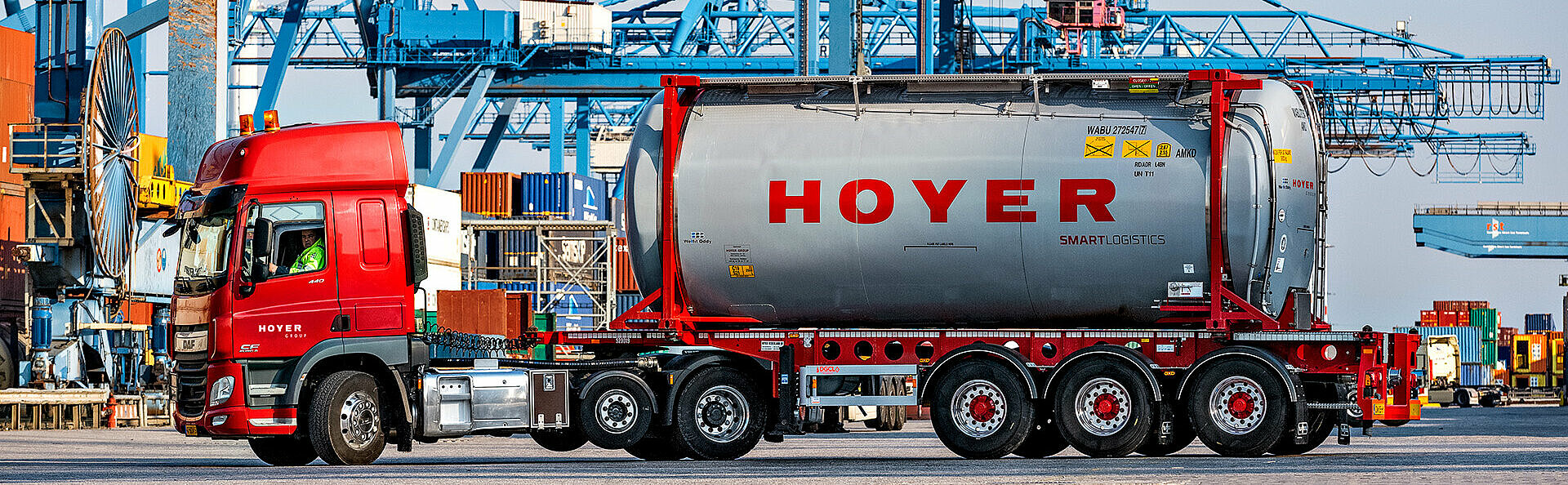 HOYER Lkw mit Chemie-Tankcontainer smart logistics in Rotterdam