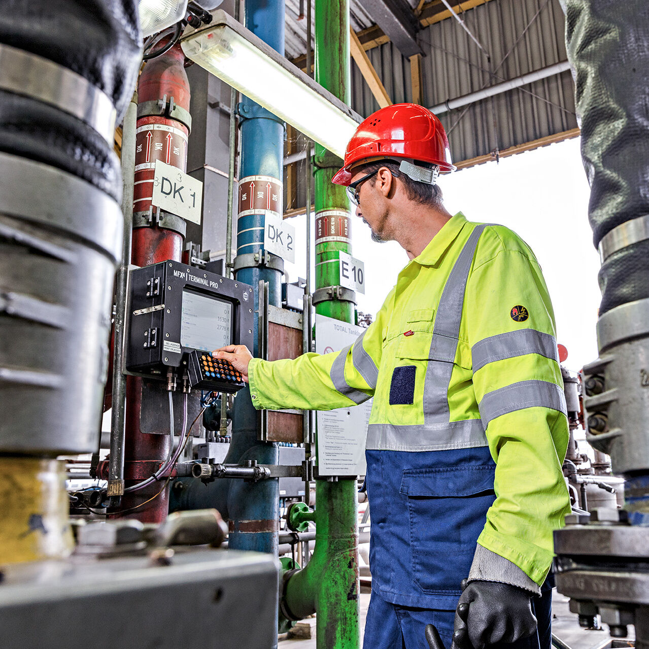 Experten HOYER Mitarbeiter mit Schutzkleidung bedient Maschine