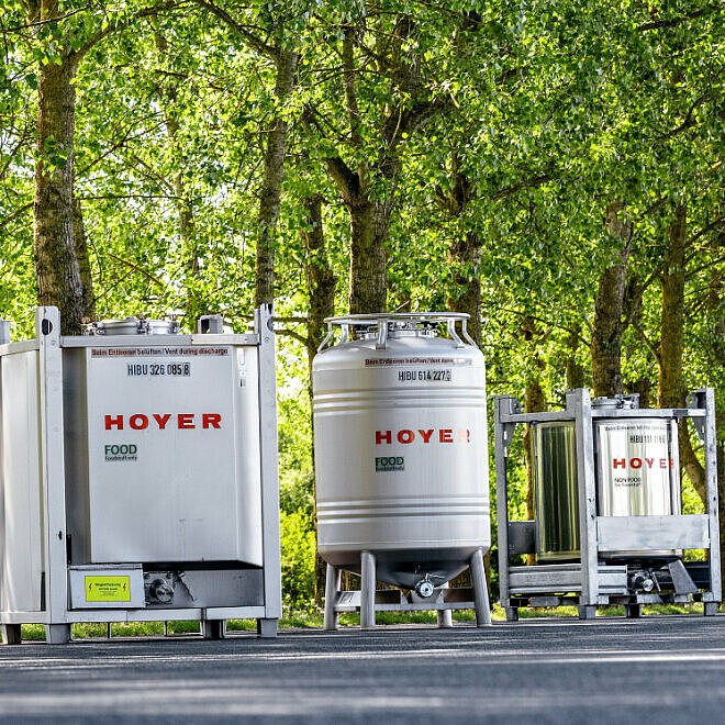 HOYER IBC auf der Straße vor einem Wald