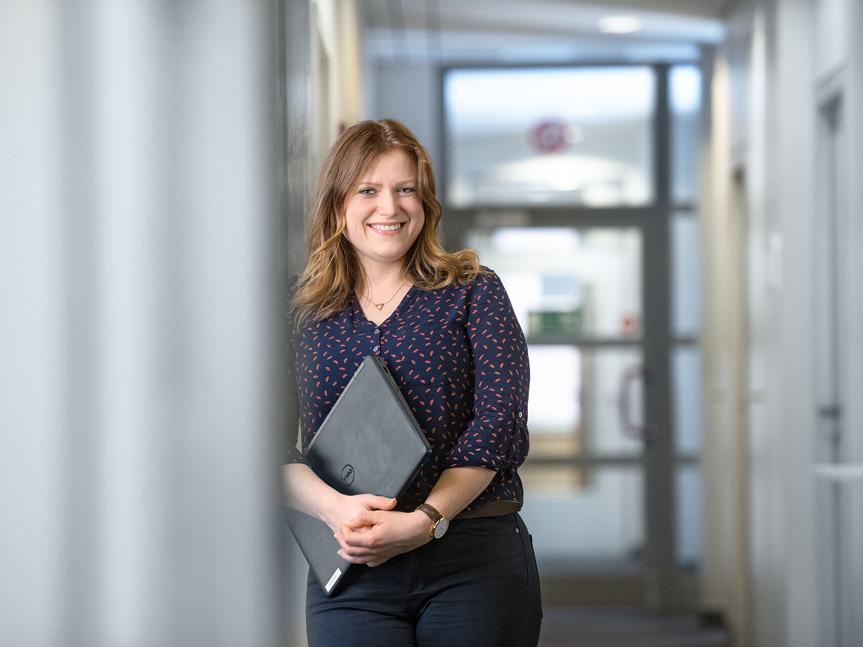 HOYER employee with a HOYER Laptop 