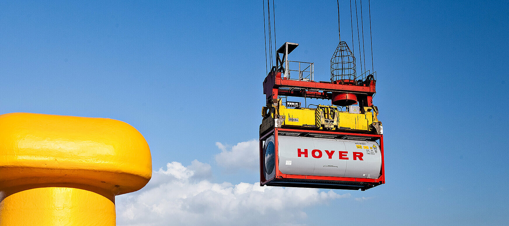 HOYER Tankcontainer an einem Kran