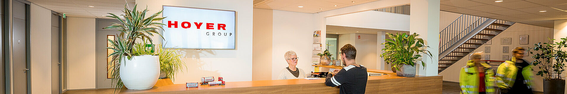 HOYER Group Mann steht an der HOYER Rezeption in Rotterdam