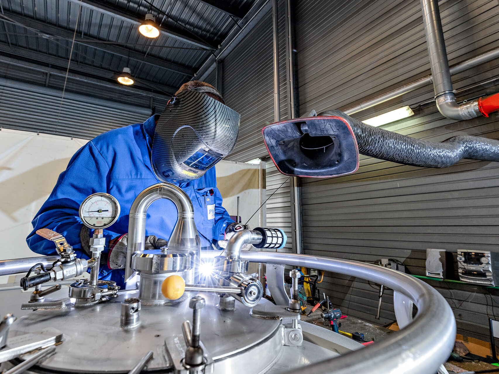 workshops HOYER employee welding an IBC