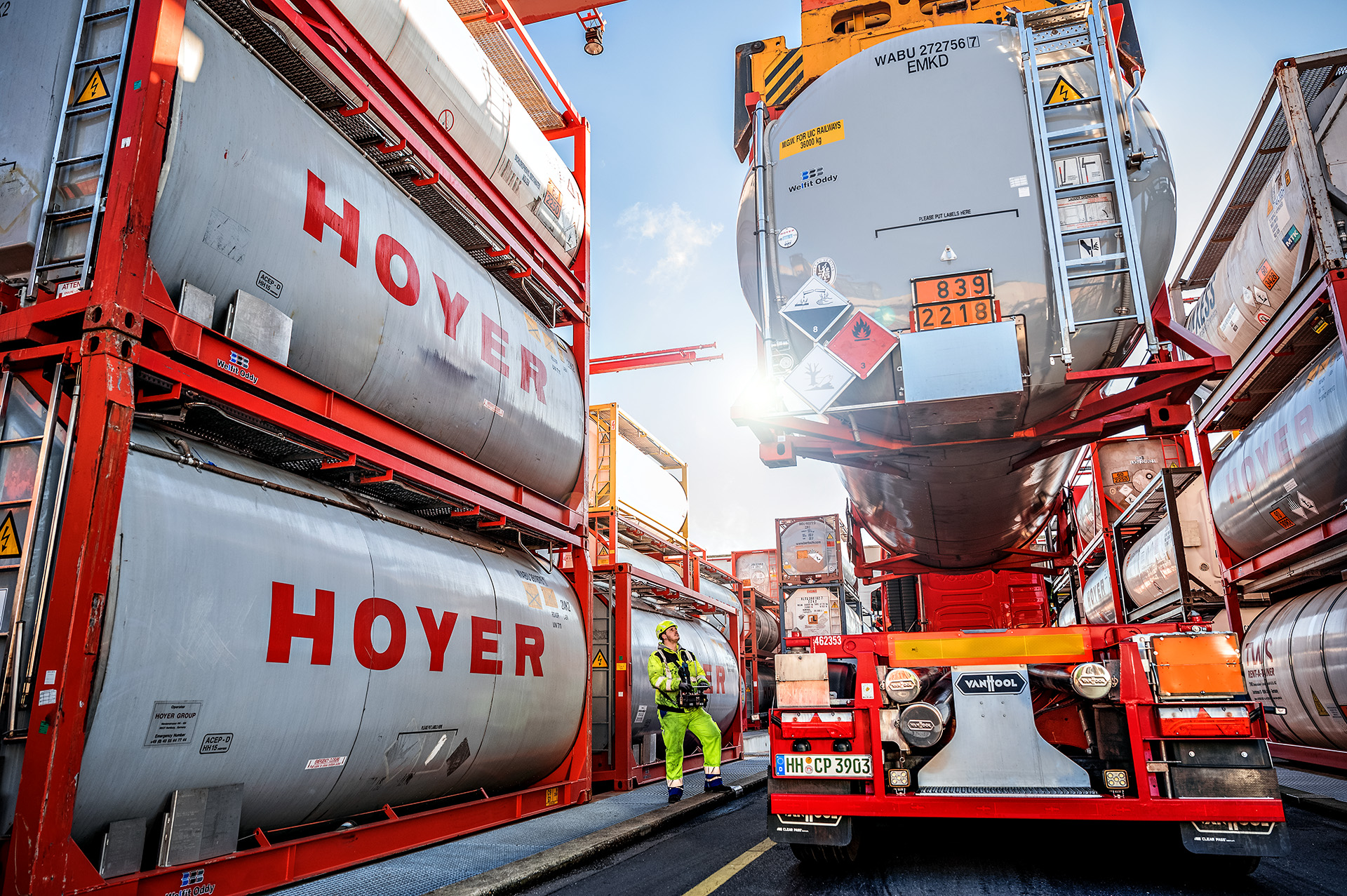 HOYER Tankcontainer, angehoben von einem Kran auf dem Gefahrgutterminal