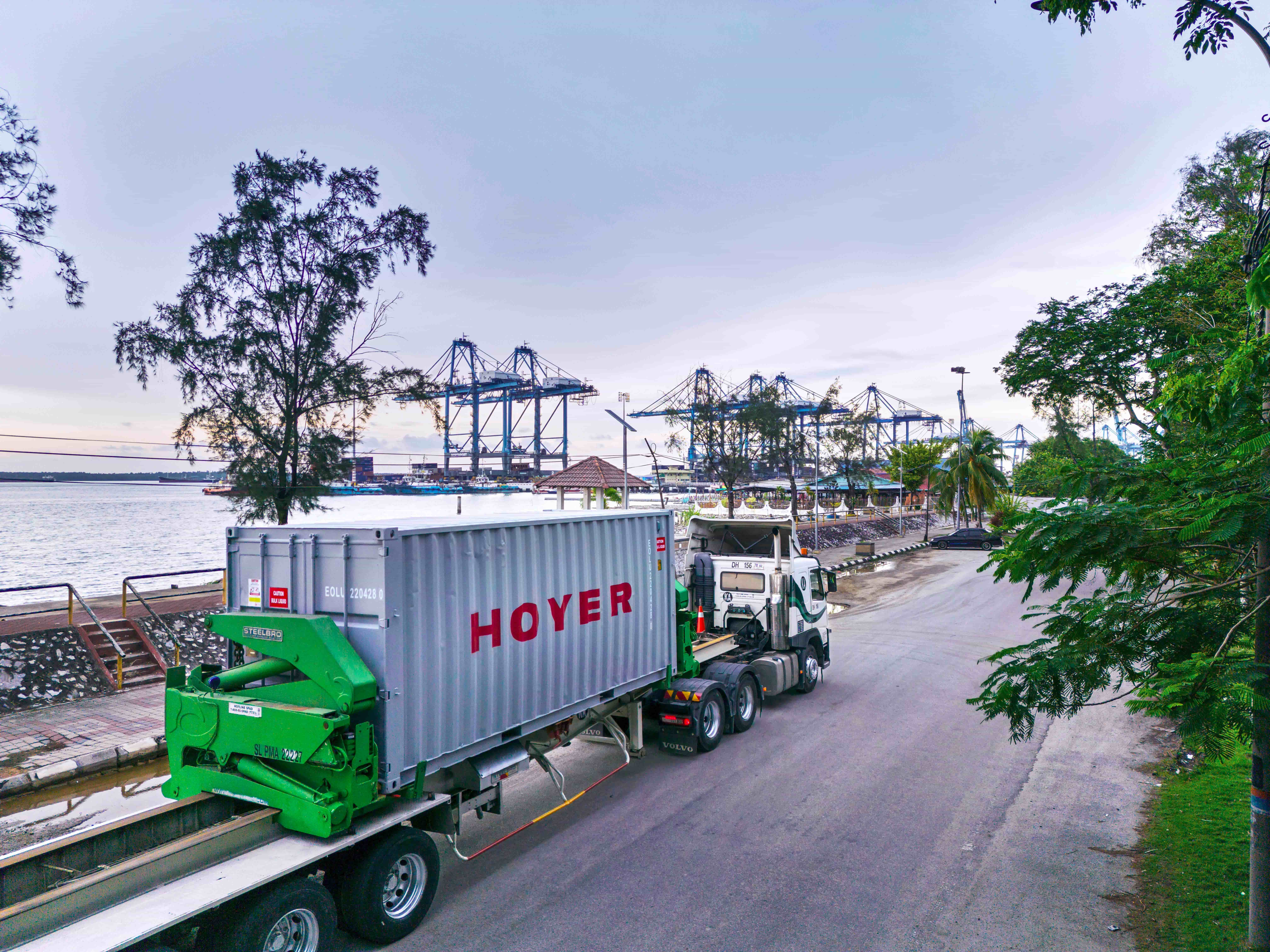 Box-Container mit Flexitank am Hafen in Malaysia