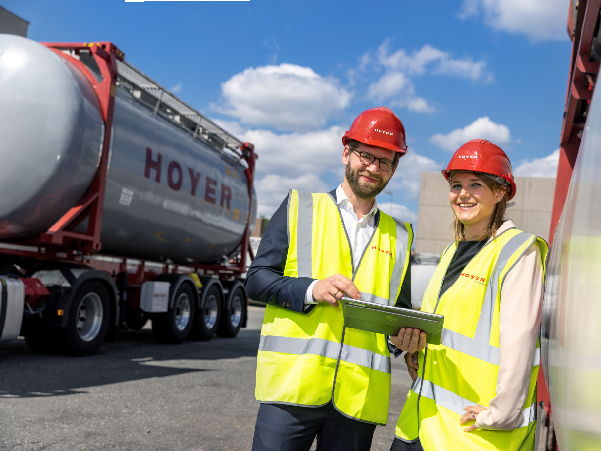 HOYER Mitarbeiter mit Tablet vor einem Smart logistics Tankcontainer