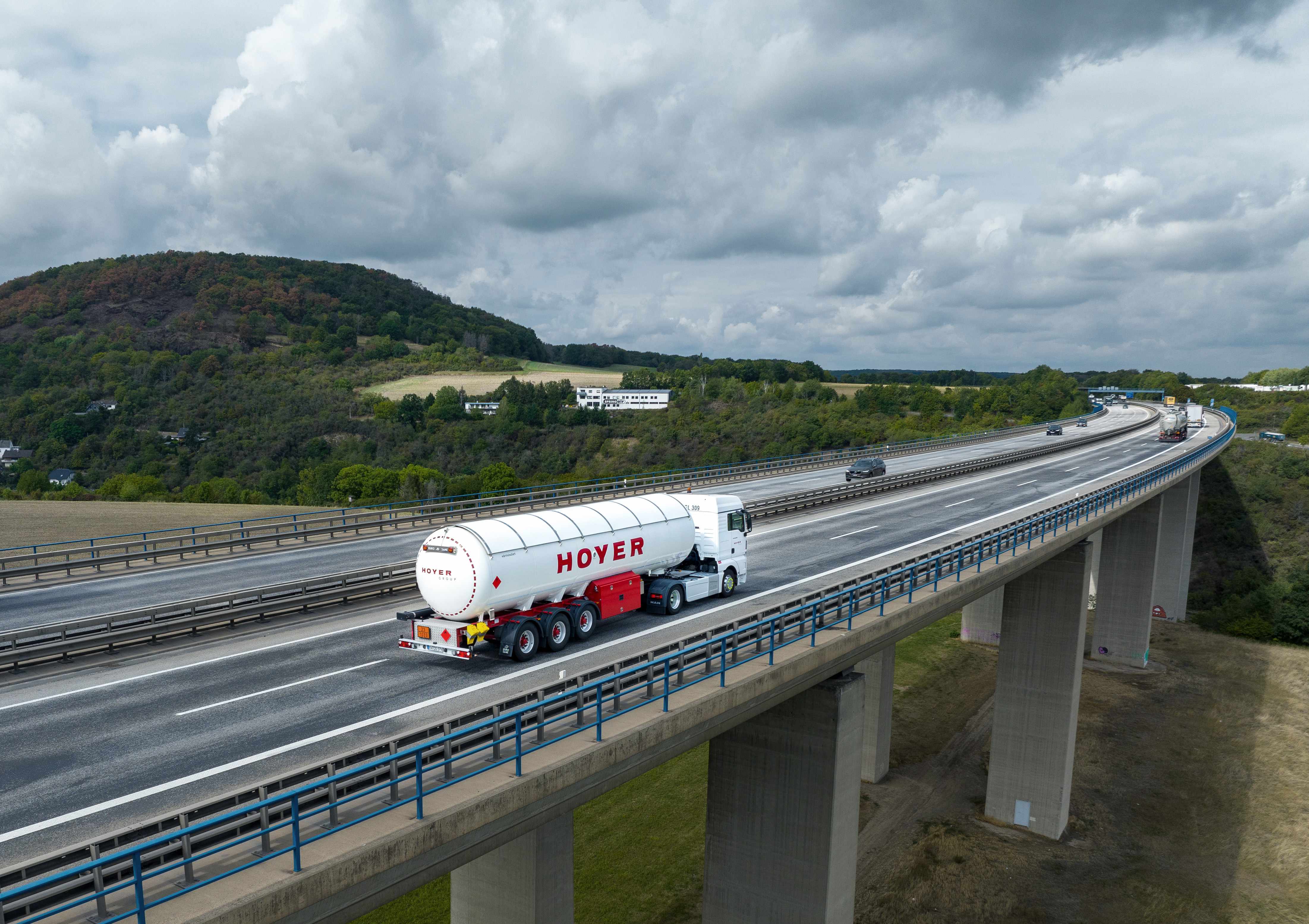 HOYER Gas-Trailer auf der Straße auf einer Bruecke, Niederzissen, Deutschland 