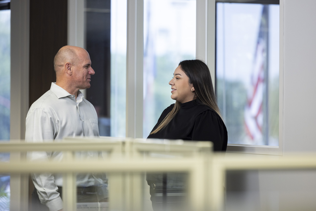 Two HOYER Group employees in conversation