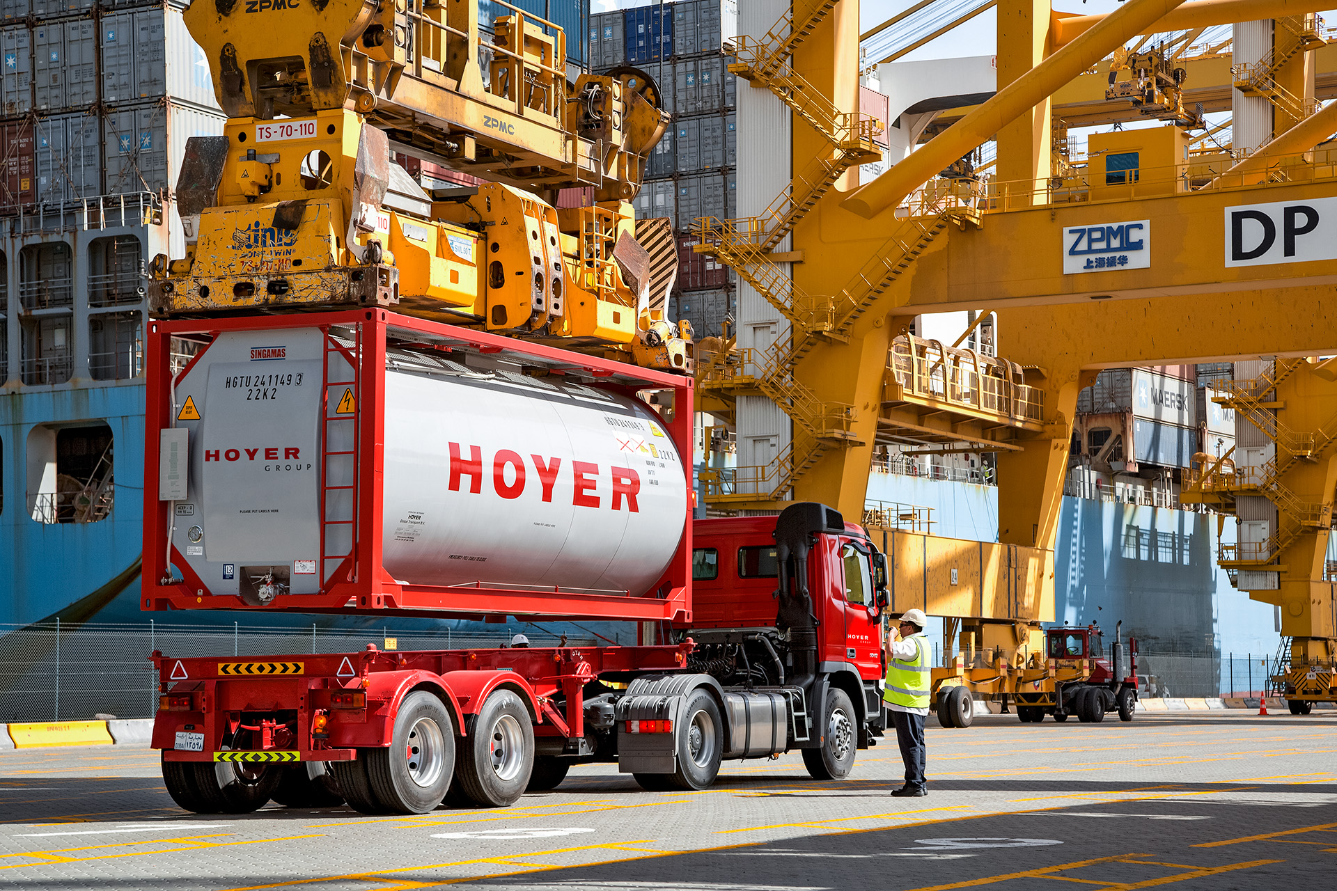 HOYER Tankcontainer wird mit Kran vom HOYER Lkw gehoben