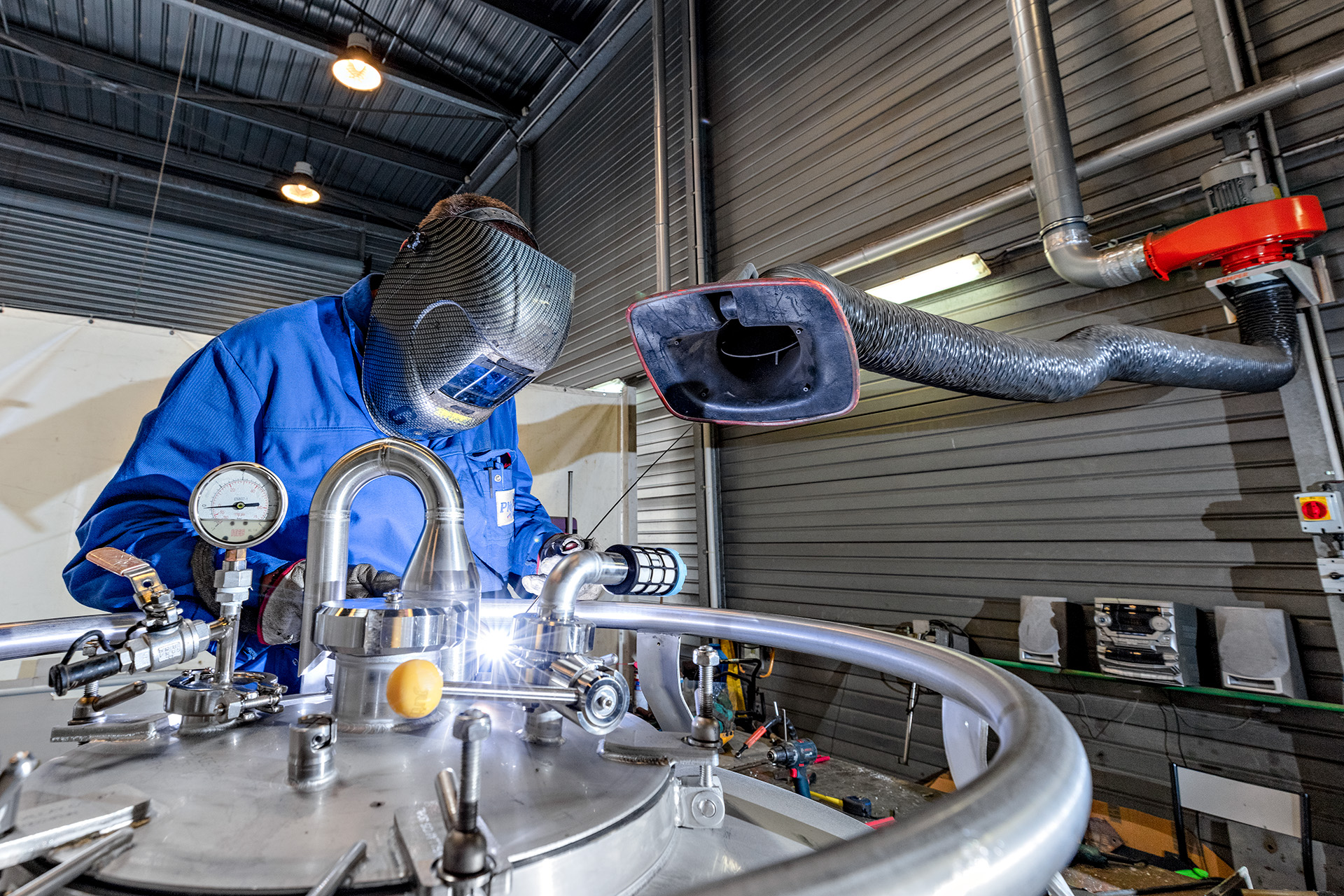 workshops HOYER employee welding an IBC
