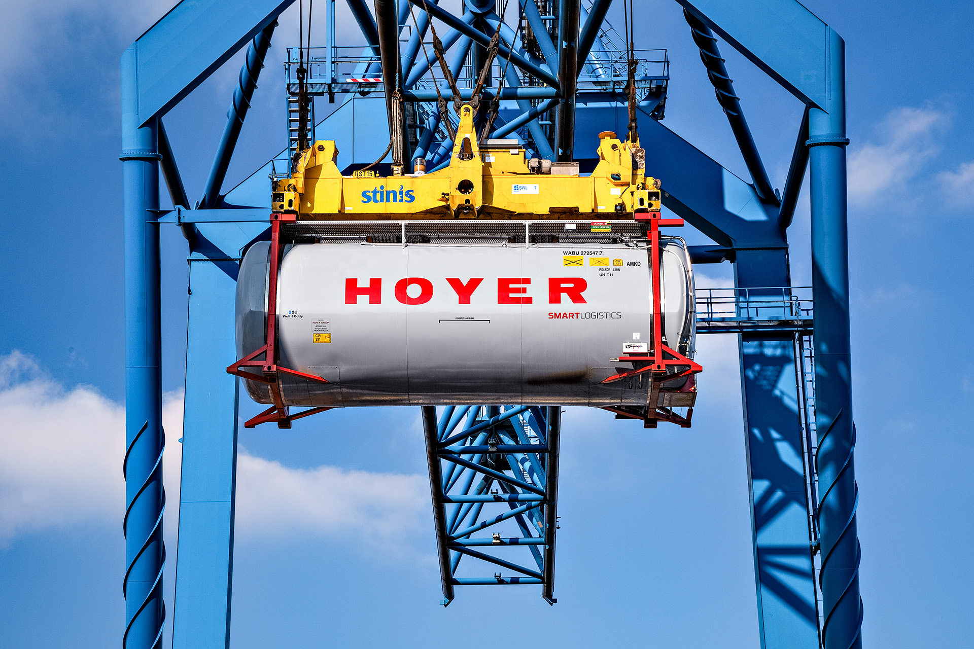 HOYER Container smart logistics haengt an einem Kran 