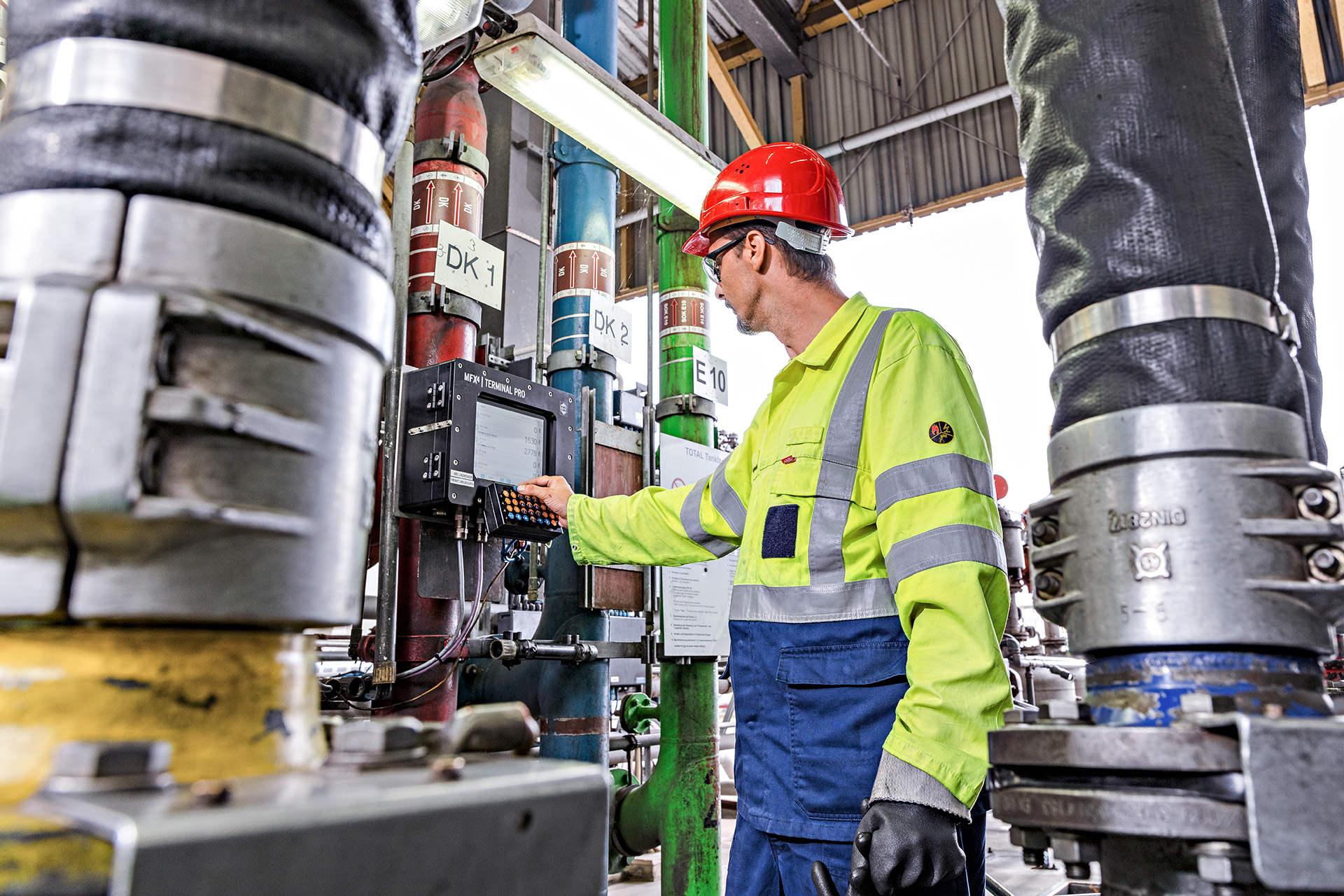 Experten HOYER Mitarbeiter mit Schutzkleidung bedient Maschine