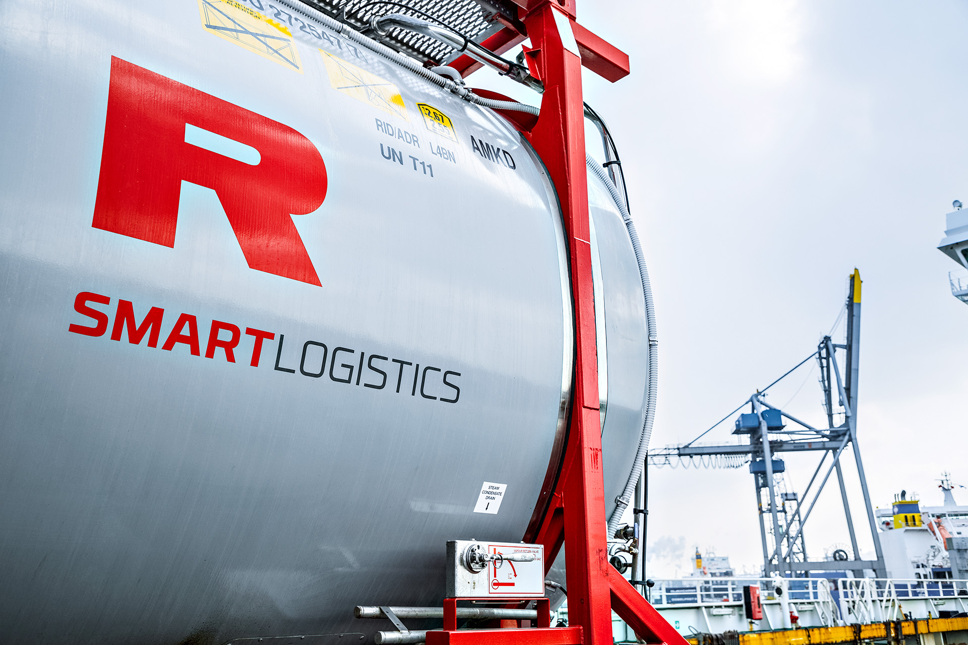 HOYER Tankcontainer fuer chemische Produkte, close up, smart logistics