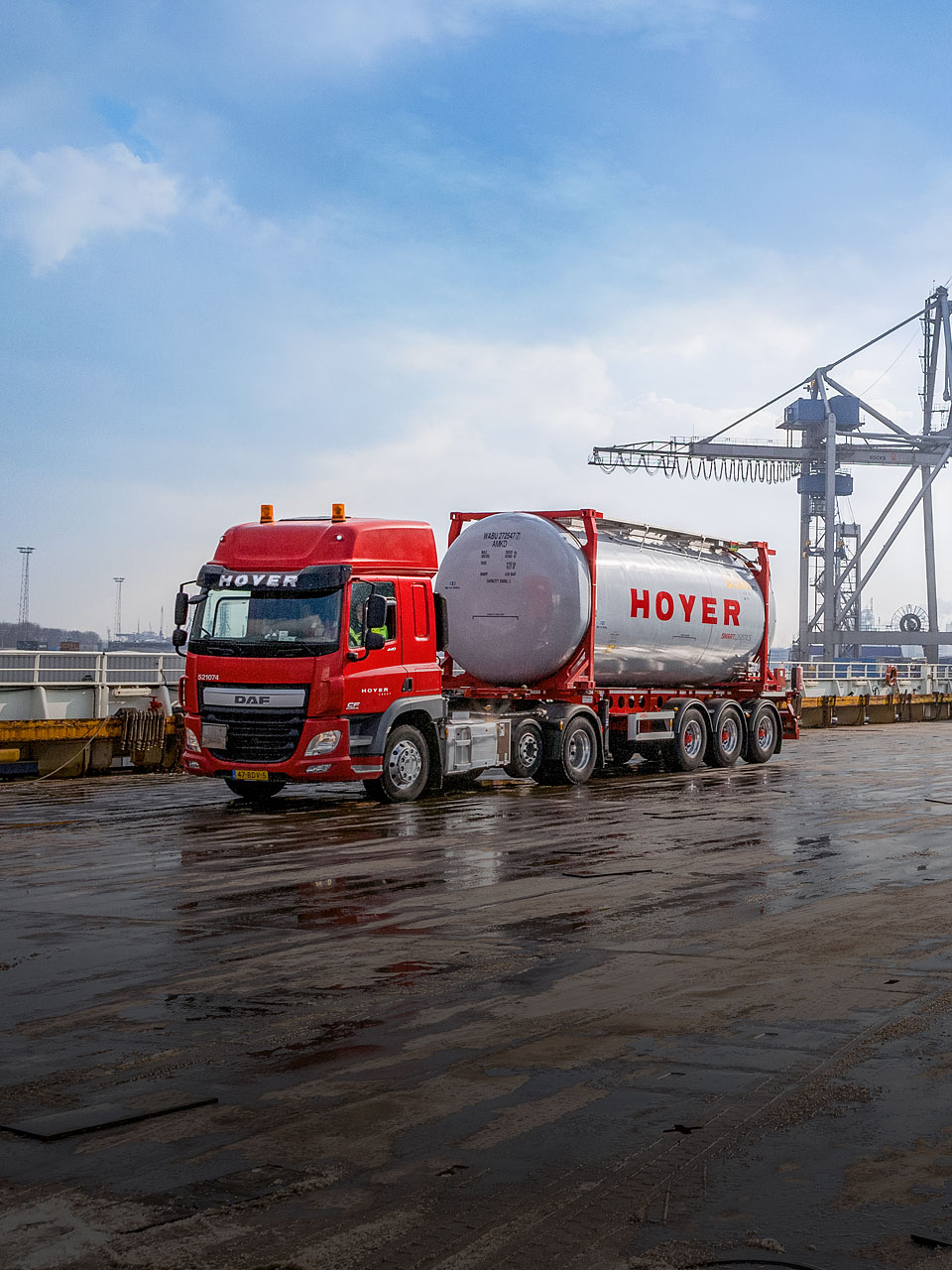 HOYER Lkw mit Chemie-Tankcontainer