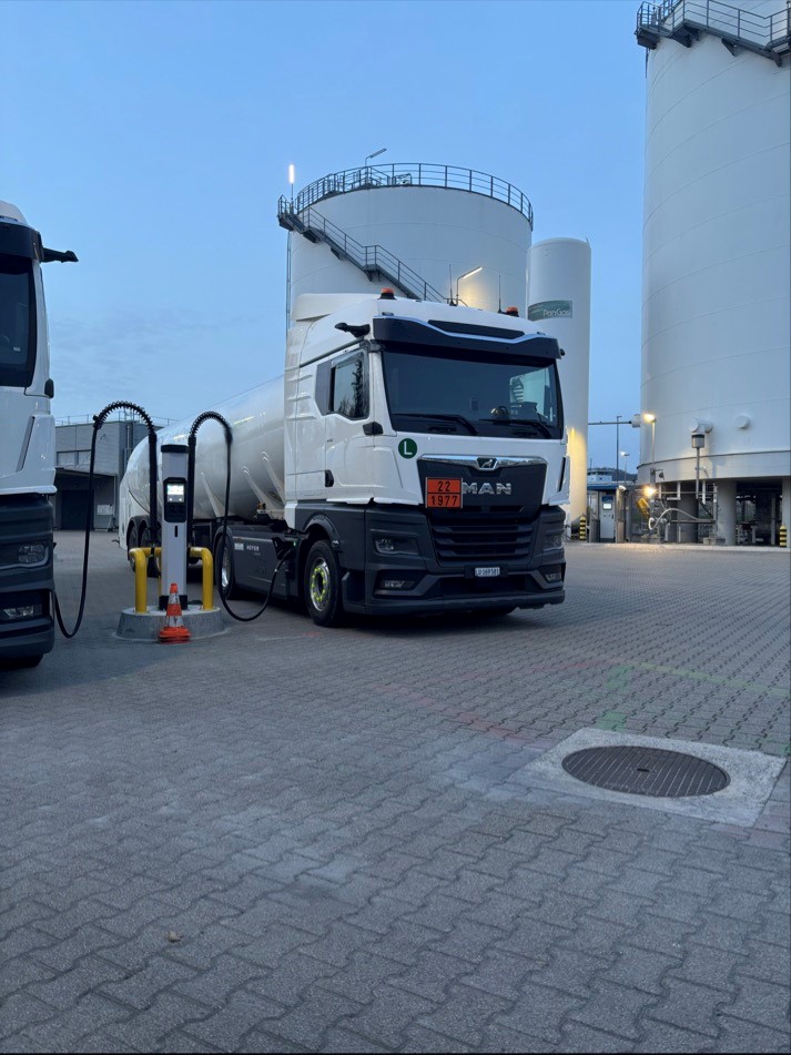 E-Truck wird geladen E-Truck wird geladen